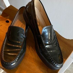 Women’s Tod’s comfy black patent leather loafers sz 9.5